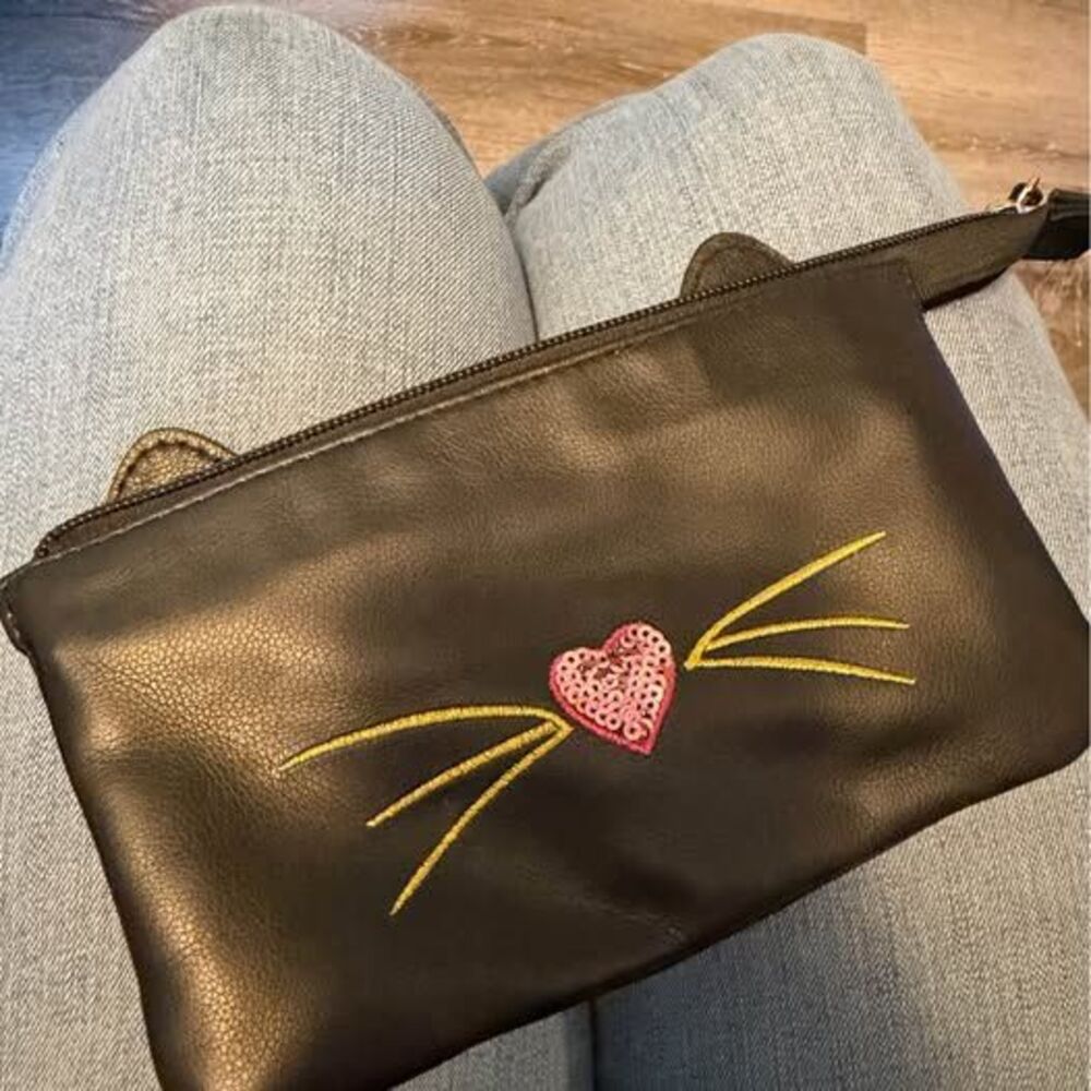 Black Faux Leather Cat Face Wristlet Clutch - Sequin Heart Nose - NWOT
Adorab